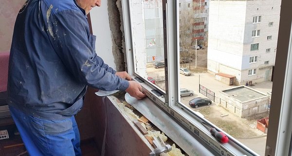 Installation af dampspærringstape under vindueskarmen