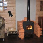 pag-install ng kalan ng fireplace sa isang kahoy na bahay