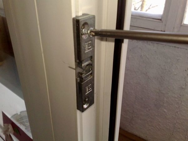 pag-install ng isang roller latch sa isang pintuan ng balkonahe