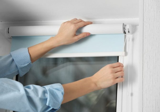 Instalarea unei rulouri cu propriile mâini pe o fereastră din PVC