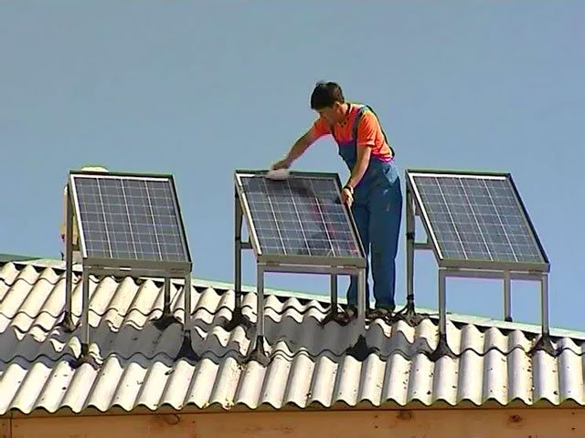 Instalarea colectorului solar se realizează conform acelorași reguli ca și instalarea bateriei solare.