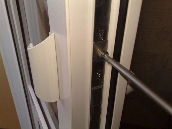 Instalarea unui zăvor pe ușa balconului