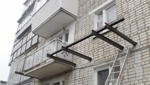 Pag-install ng mga slab ng balkonahe gamit ang isang I-beam