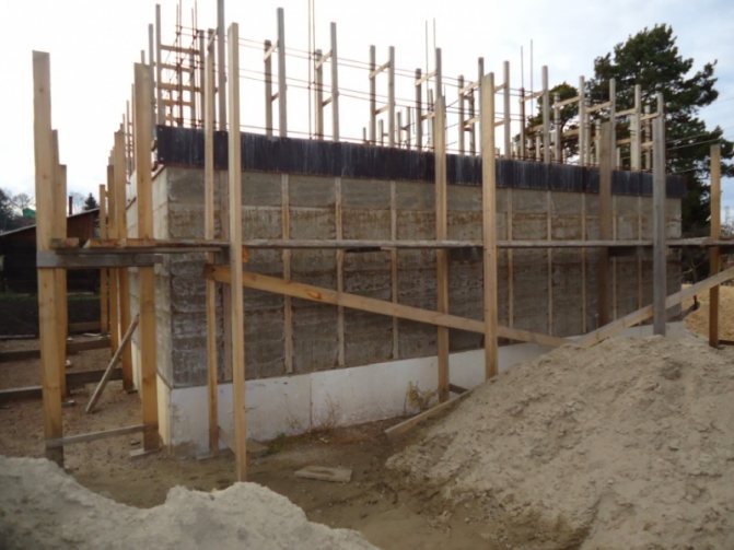 construcția pereților monolitici din beton de rumeguș