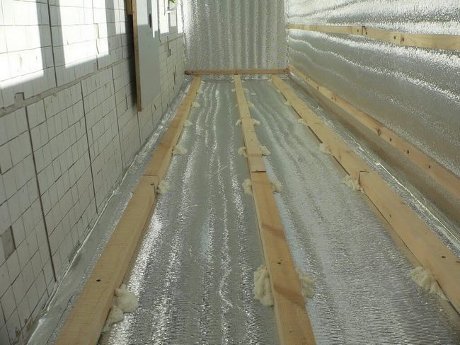 izolarea unei podele din lemn cu spumă de spumă de dedesubt