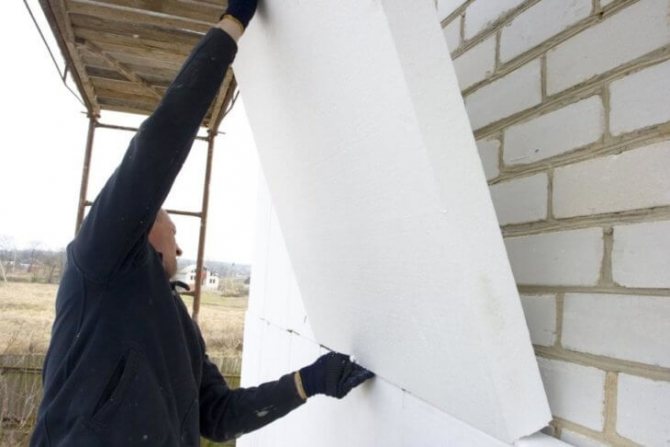 Opvarmning af et hus med polystyrenskum: hvordan man kapper et hus med polystyrenskum korrekt med egne hænder?