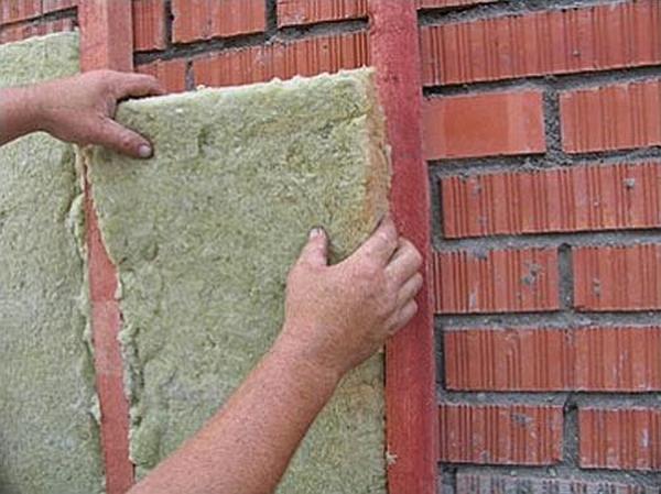 Pagkakabukod ng isang brick wall mula sa loob ng mineral wool