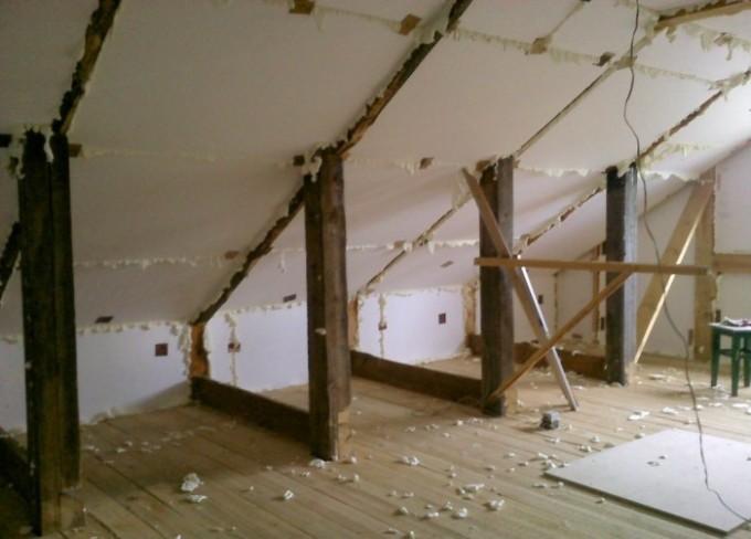 Det er farligt at isolere loftet med skum!