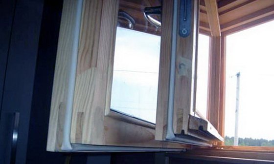 Plastová izolace oken pro svépomoc - nalepte samolepicí izolaci okenních rámů 2