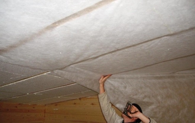Isolering af loftet indefra i garagen