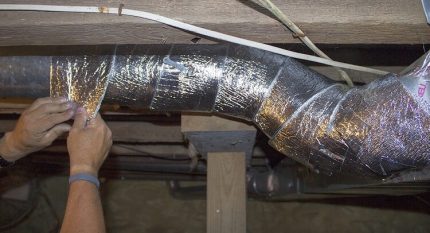 Thermal pagkakabukod ng tubo na may foil-clad na thermal insulation tape