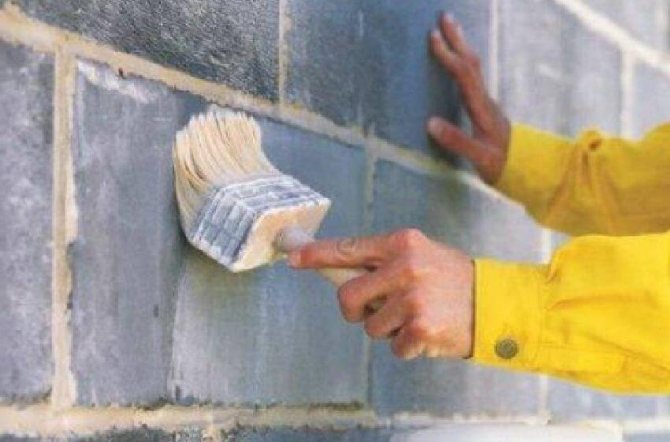Isolering af vægge med polystyren udvendigt = Grunding af vægge
