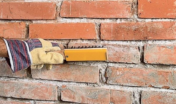 Isolering af vægge med skum udenfor - Rengøring af væggen mod snavs