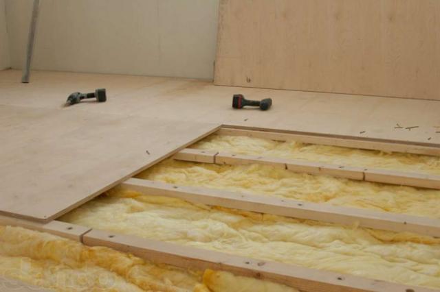Izolați podeaua într-o casă din lemn cu propriile mâini