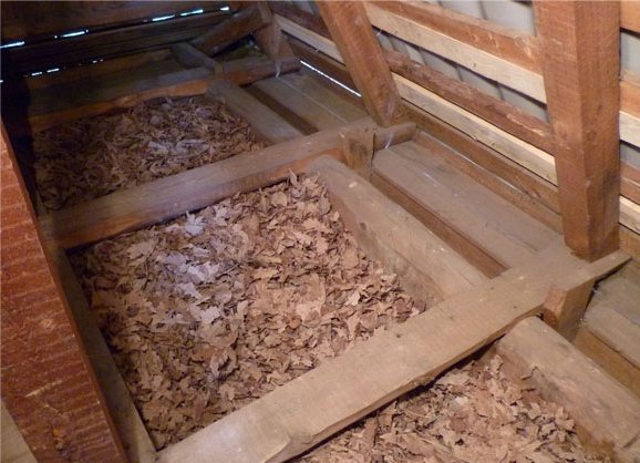 اعزل الأرضية في منزل خشبي بيديك