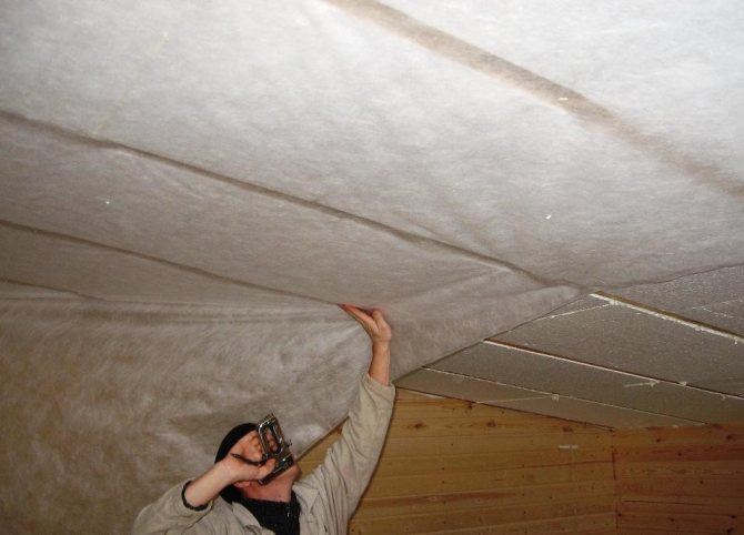 نقوم بعزل السقف في منزل خشبي بأيدينا