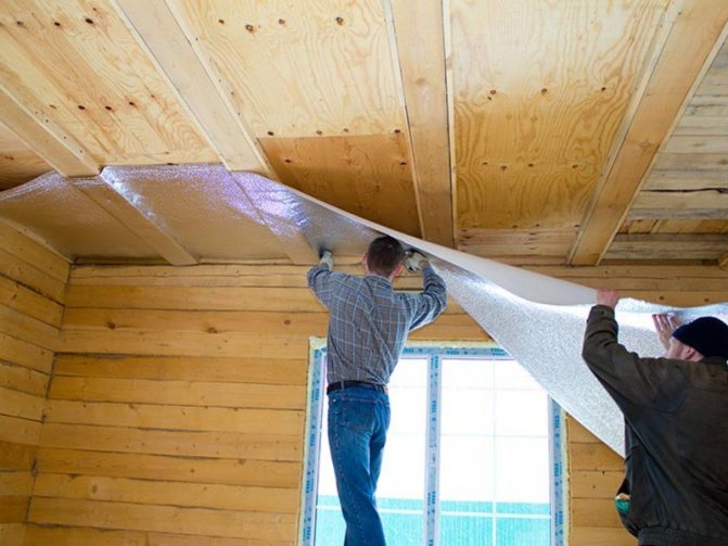 Vi isolerer loftet i et træhus med vores egne hænder