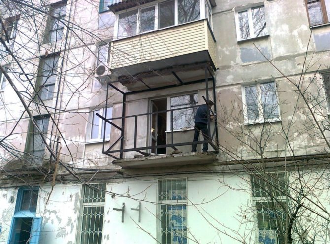 Mărirea suprafeței balconului fără implicarea specialiștilor este o idee dificilă, dar fezabilă