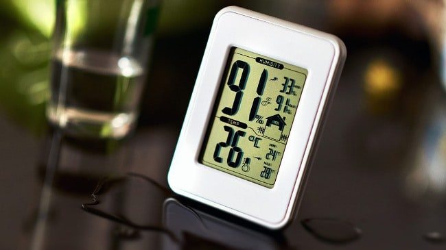 في الحياة اليومية ، غالبًا ما يستخدم مقياس الرطوبة الإلكتروني ، الذي يعمل بالبطاريات.