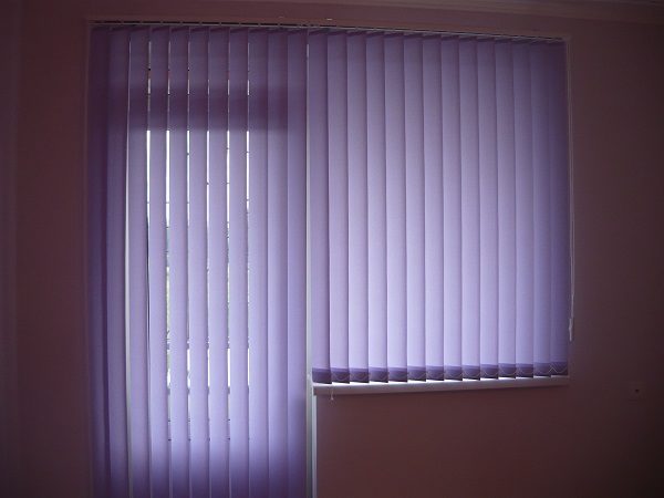 patayo blinds sa isang window na may isang pintuan ng balkonahe