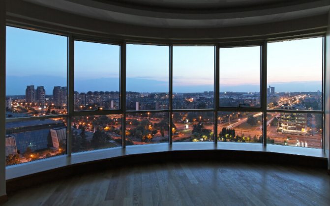 Vedere de la fereastră într-un apartament cu ferestre panoramice