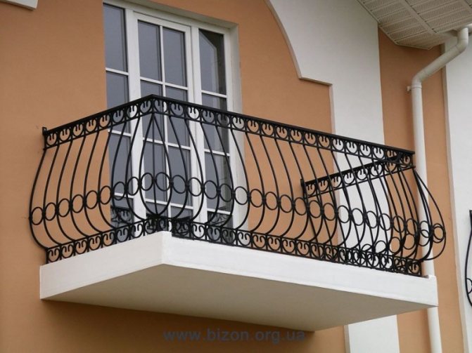 Mga uri ng railings ng balkonahe