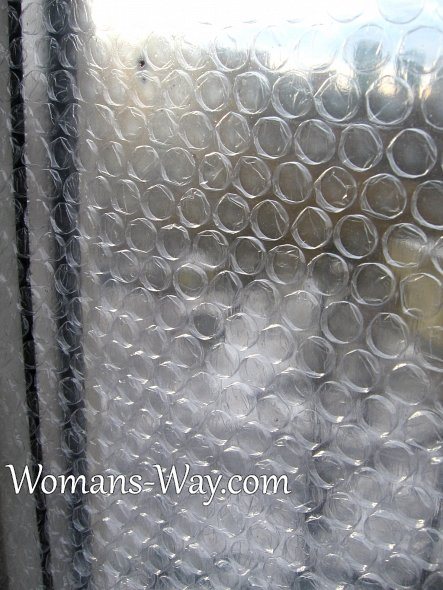 pelicula de plastic cu bule de aer pe sticla ferestrei protejează de frig