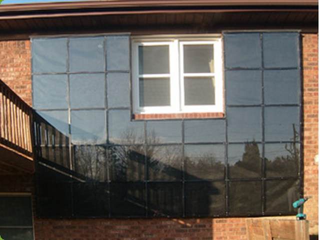 Colectoare solare de aer instalate pe fațada clădirii