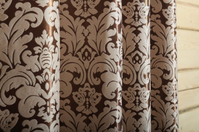 Valget af bredden på gardinerne pragtgardiner med et udtalt mønster