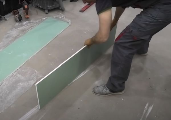 Ang pagkakahanay sa cut edge ng isang drywall sheet.
