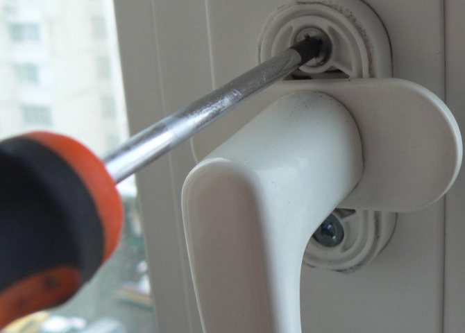 Strângerea șuruburilor de fixare a mânerului din plastic al ușii