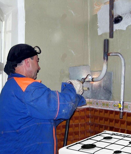 Udskiftning af gasrør i en lejlighedsbygning, når det udføres