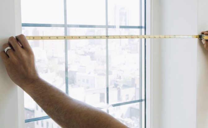 Gør-det-selv måling af et vinduesåbning med et metalbåndmål
