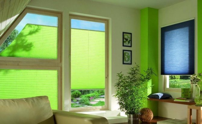 للحماية من أشعة الشمس المباشرة ، فإن الستائر الشفافة ذات الثنيات لن تجعل الغرفة مظلمة