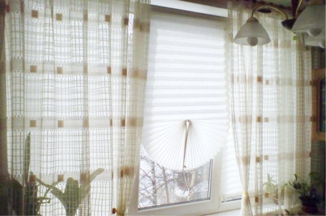 Persienner fra tapet i kombination med gardiner