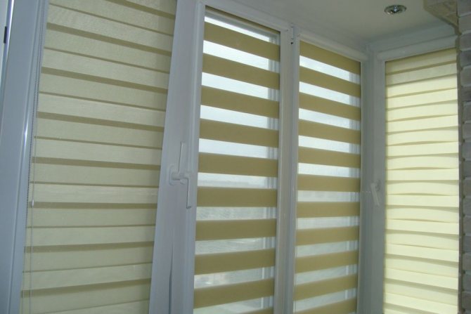 Persienner på balkonen er en god løsning, der vil dekorere rummet samt beskytte mod sollys